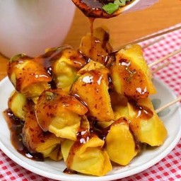 เกี๊ยวห่อไข่ทอดเสียบไม้ลูกชายมาโนช