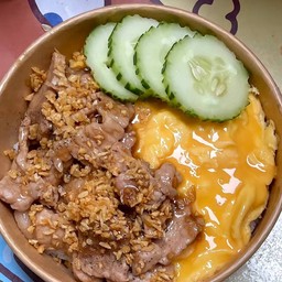 ข้าวไข่ข้นกระเทียมหมูนุ่ม