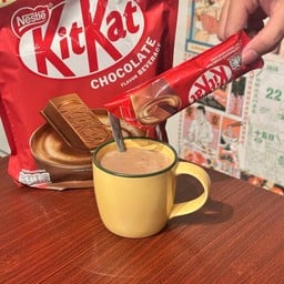 นมคิทแคทร้อน