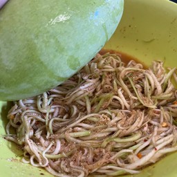 ยำมะม่วงเปรี้ยวคลุกข้าวคั่ว สูตรเด็ด