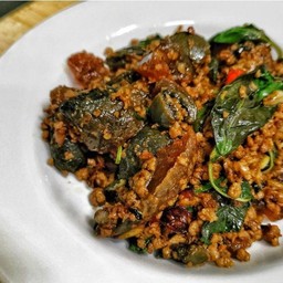 กระเพาหมูสับไข่เยี่ยวม้าราดข้าว