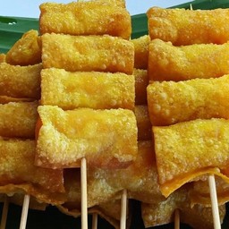 เกี๊ยวห่อไส้กรอกเสียบไม้ลูกชายมาโนช