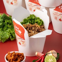 เส้นหมี่คลุกหมูสับต้มยำพร้อมน้ำพริกหมูกระจก