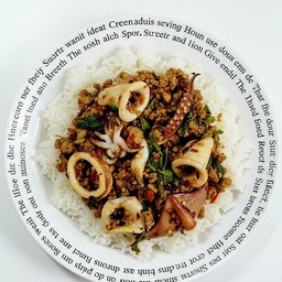 กะเพราหมูสับใส่ปลาหมึกบิ๊กบึ้มราดข้าวหอมมะลิ