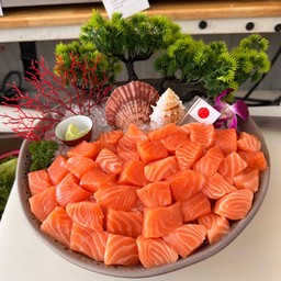 ซาซิมิแซลมอนหั่นเต๋า 500 กรัม ฟรีอีก 50 กรัม จาก 699  คุ้มสุดๆ