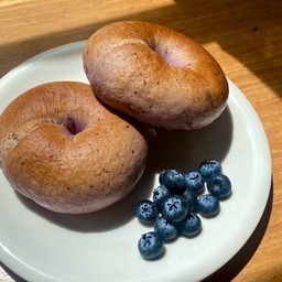Blueberry Bagel with cream cheese (เบเกิลรสบลูเบอรี่)