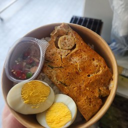 ข้าวห่อหมกย่างหน้าปลาหมึกพร้อมไข่ต้ม