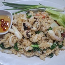 ข้าวผัดปลาหมึกจานใหญ่