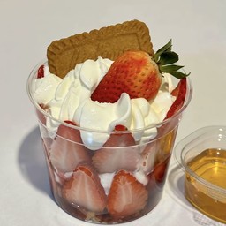 กรีกสไตล์โยเกิร์ต คัพ บิสคอฟ x สตรอเบอร์รี่นำเข้า เปรี้ยวหวาน กลมกล่อม อร่อยเวอร์