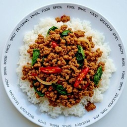หมูสับผัดพริกสดโหระพาบิ๊กบึ้มราดข้าวหอมมะลิ