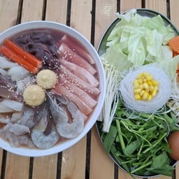 ชุดรวมจัมโบ้(หมู+สามชั้น+ตับ+ปลาหมึก+กุ้ง+ปูอัด+แมงกะพรุน+เต้าหู้ชีส+ปลาหมึกกรอบ