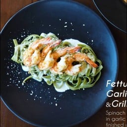 เฟตตูชินีผักโขม ซอสครีมกระเทียม กุ้งย่าง