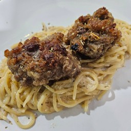 สปาเก็ตตี้คาโบนาร่าแฮมเบิร์กเนื้อออสเตรเลีย