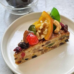 เค้กผลไม้ ( fruit cake )  1  ชิ้น