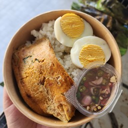 ข้าวห่อหมกย่างหน้าเนื้อก้ามปูพร้อมไข่ต้ม