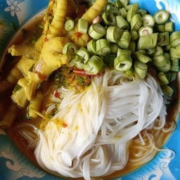 ขนมจีนน้ำยาลาวตีนไก่