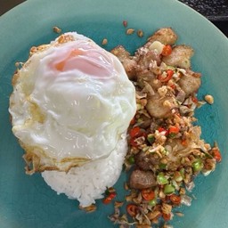 สามชั้นคั่วพริกเกลือ
