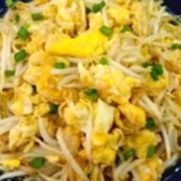 Ki02.61 ผัดน้ำมันพืช หมูสับ 150 กรัม ถั่งงอก 100 กรัม ไข่ 3 ฟอง