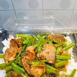 ข้าวผัดพริกแกงผักบุ้ง