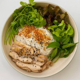 หมี่อกไก่ย่างพริกไทยดำ