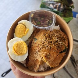 ข้าวราดห่อหมกหน้าไข่แมงดาพร้อมไข่ต้ม