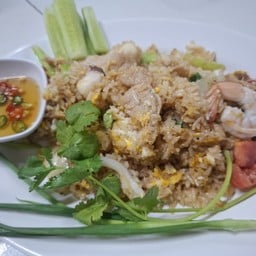 ข้าวผัดรวมจานใหญ่