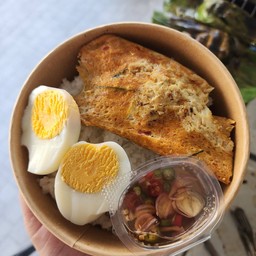 ข้าวราดห่อหมกหน้าเนื้อปูพร้อมไข่ต้ม