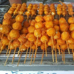 ลูกชิ้นทอดเจ้จ้อน สี่แยกเทศบาล