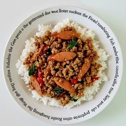 กะเพราหมูสับใส่ไส้กรอกบิ๊กบึ้มราดข้าวหอมมะลิ