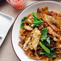 เส้นใหญ่ผัดซีอิ้ว