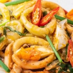 Ki02.73 ผัดน้ำมันพืช ปลาหมึก 150 กรัม ผัดไข่เค็ม 3 ฟอง