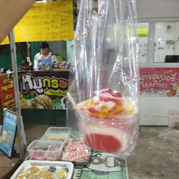 ไอศครีมสตอเบอรี่โยเกิร์ตเกล็ดหิมะ แยกท็อปปิ้ง ได้ 3 อย่าง