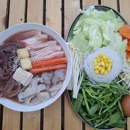 หมูกระทะชุดใหญ่ หมู สามชั้น ตับหมูแมงกระพรุน หมึกกรอบ ปูอัด ผ้าขี้ริ้ว เต้าหู้