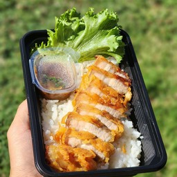 ข้าวหมูสามชั้นทอดน้ำปลา