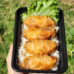 ข้าวปีกไก่ทอดน้ำปลา