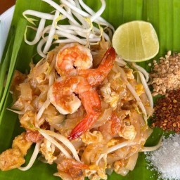 ผัดไทยโบราณกุ้งสด คุณนายติม -