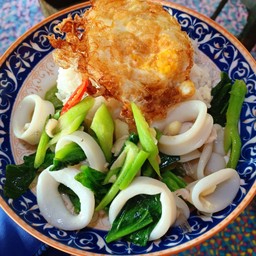 คะน้าปลาหมึก ไข่ดาว ราดข้าว