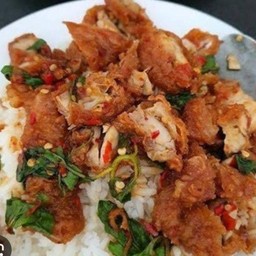 กระเพราหมูกรอบราดข้าว