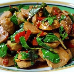 ข้าวกระเพราลูกชิ้นเนื้อ