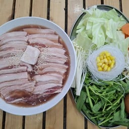 ชุดจัมโบ้หมูและสามชั้น