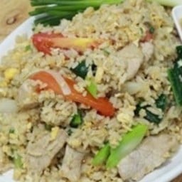 KK01.83 ข้าวผัดหมูชิ้น 300 กรัม คะน้า 100 กรัมรวม ไข่ 4ฟอง ข้าวสวย 500 กรัมแล้ว  /จานใหญ่