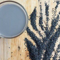 น้ำเต้าหู้งาดำใส่นมสด