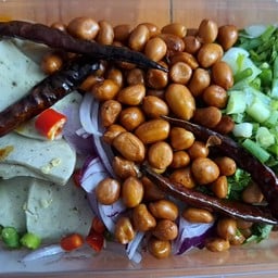 ยำลูกชิ้นปลา ตลาดสังกะสี