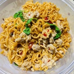 ผัดมาม่ากระเพราเนื้อสับพริกแห้ง