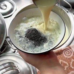 น้ำเต้าหู้งาดำทรงเครื่องใส่นมสด