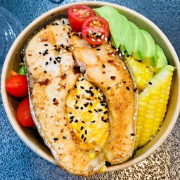 สลัดผักรวมแซลมอนย่าง อโวคาโด ไข่ขยี้