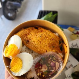 ข้าวราดห่อหมกหน้าปลาอินทรีพร้อมไข่ต้ม