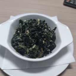 ผักโขมผัดเนยกระเทียม😊😊😊