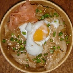 ข้าวหน้าหมูใจฟู by bonus