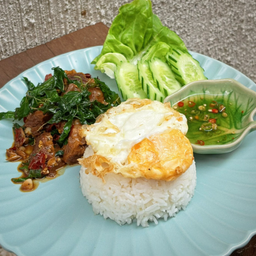 กะเพราเนื้อตุ๋น ราดข้าว